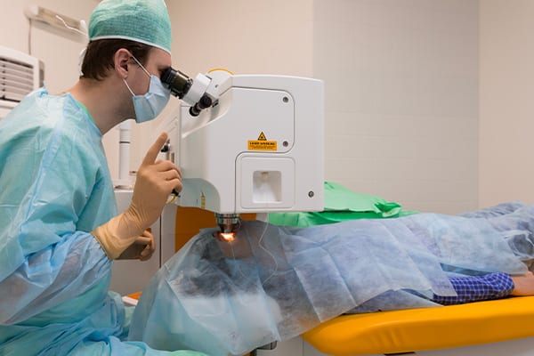 operation lasik yeux docteur romain nicolau specialiste chirurgie refractive chirurgie laser yeux ophtalmo paris
