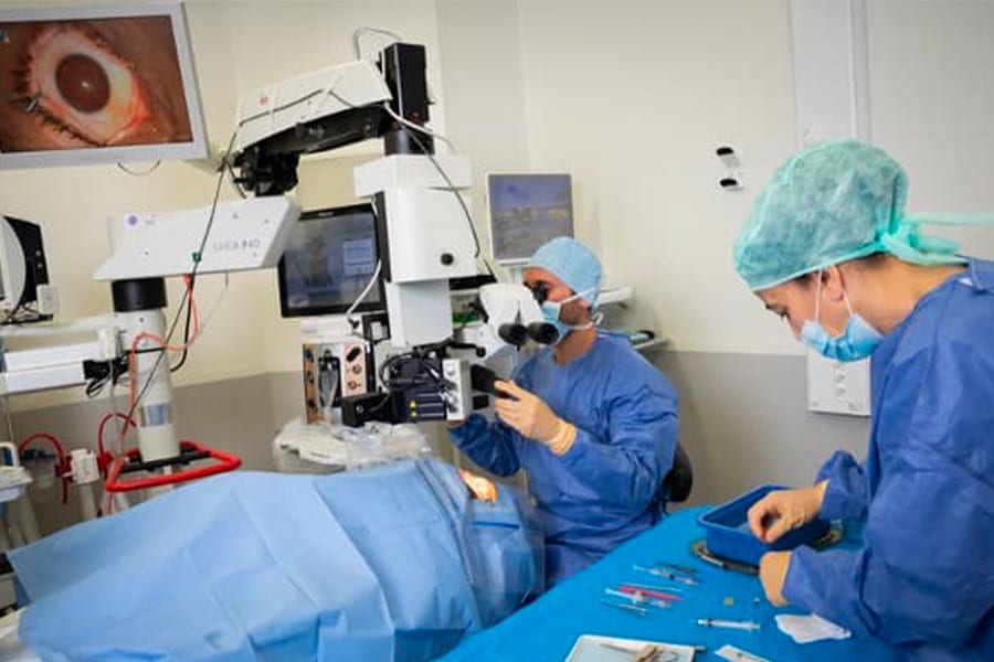 specialites dr romain nicolau specialiste chirurgie refractive chirurgie laser yeux ophtalmo paris