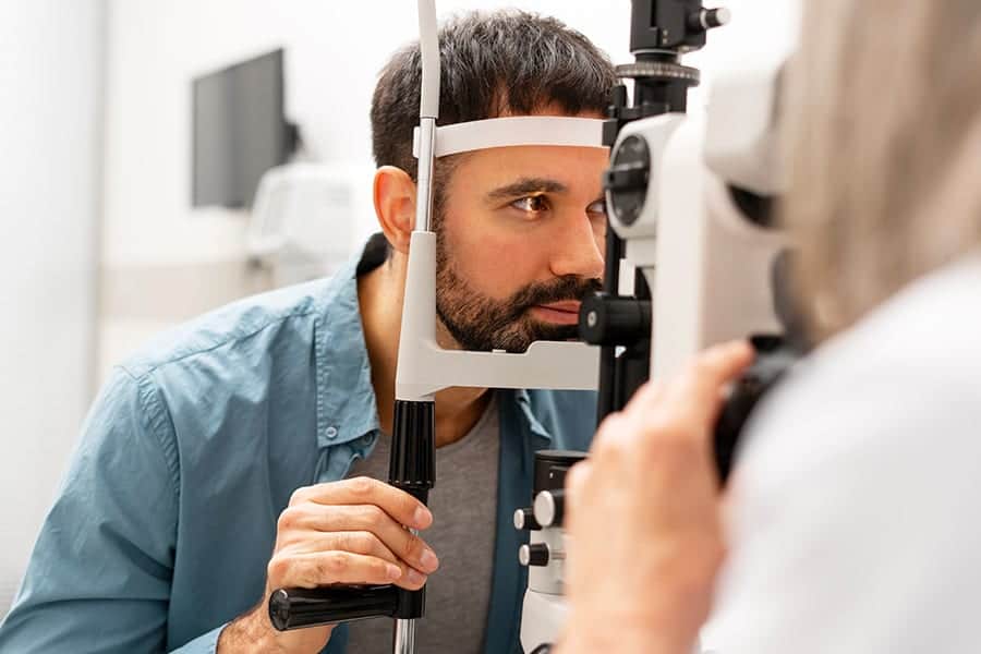 operation astigmatisme prix remboursement operation laser yeux chirurgie refractive docteur romain nicolau chirurgien opthalmologue paris specialiste chirurgie refractive