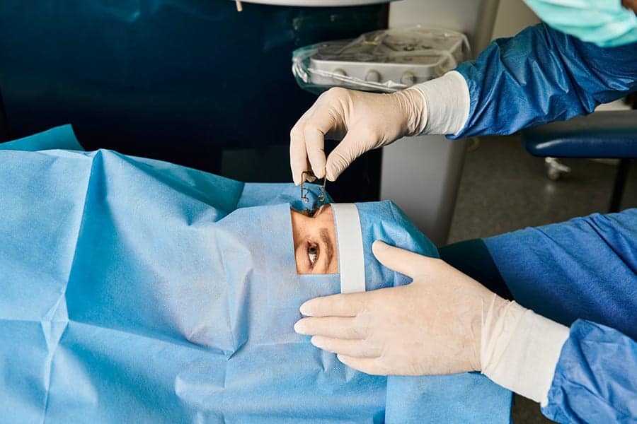 operation des yeux operer la presbytie a tout age docteur romain nicolau chirurgien opthalmologue paris specialiste chirurgie refractive