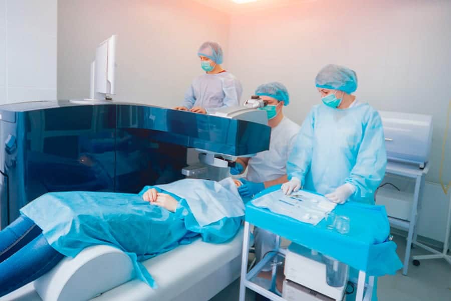 operation laser yeux visumax 800 avis docteur romain nicolau chirurgien opthalmologue paris specialiste chirurgie refractive